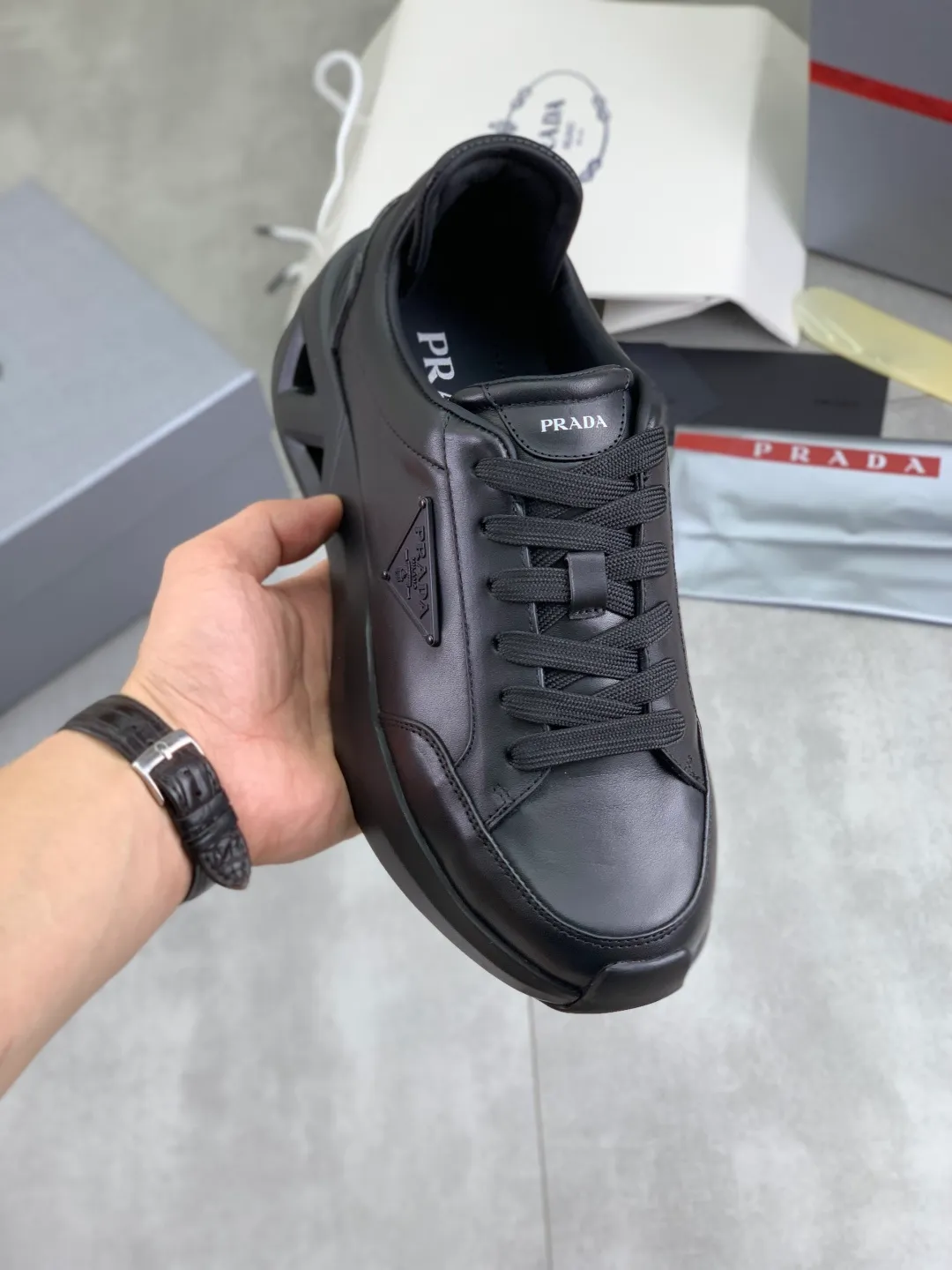 Men's men's shoes 💰P640💰 [New style] popular models are on the official website, 🆘 The trendy brand (Prada) mainly promotes popular models, avant-garde and versatile fashionable men's shoes private version mold opening, cowhide surface splicing 1:1.. Fashionable and simple, original imported cowhide lining cowhide feet; the atmosphere and personality are more fashionable, eye-catching and pursuing class. It will subvert old ideas and be a must-have for fashionistas with you! Must keep it! Tall and comfortable, large and low, high-end quality workmanship. Size: 38-45 Black and white available.